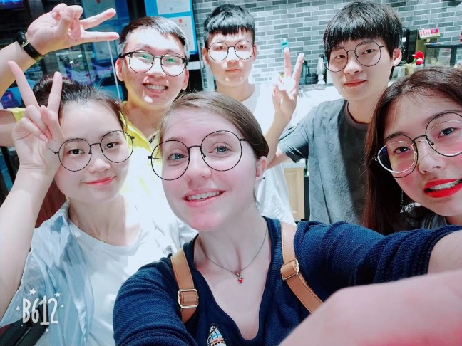 photo of one of Sina Careers' intern with her Chinese colleagues