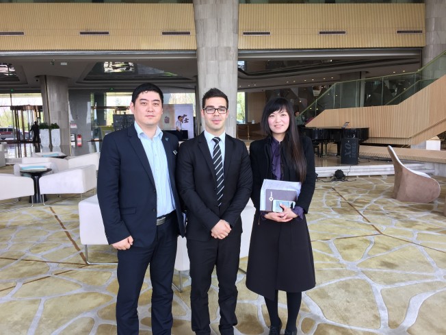 photo of one of Sina Careers' interns in China with his tutors