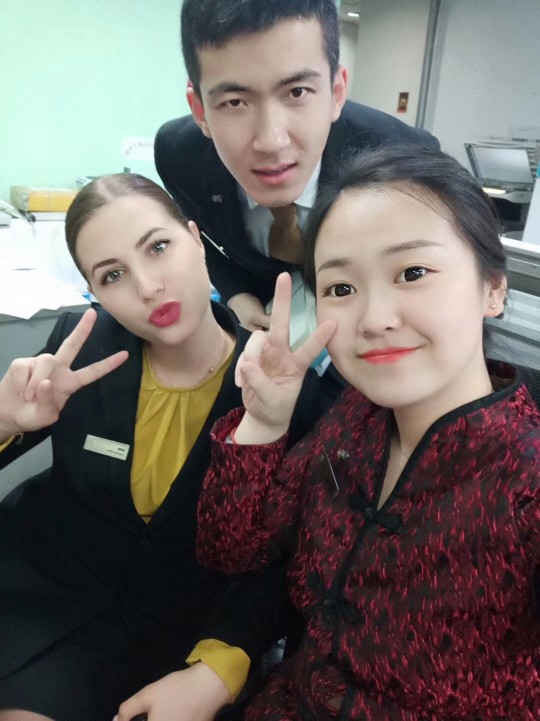 Selfie of one of Sina Careers' interns in China with her Chinese colleagues